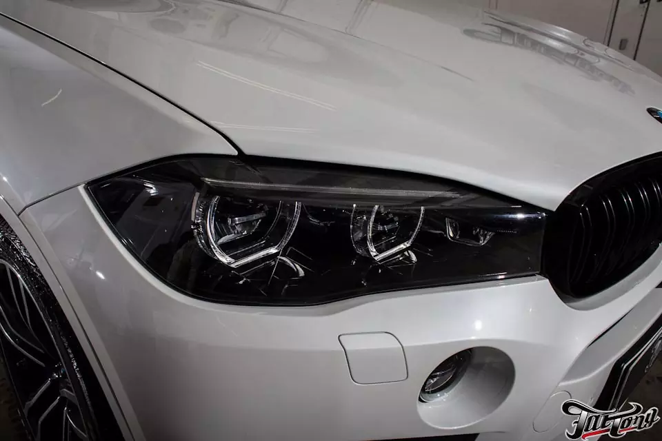 BMW X6M (F86). Окрас масок фар и ПТФ в черный глянец.